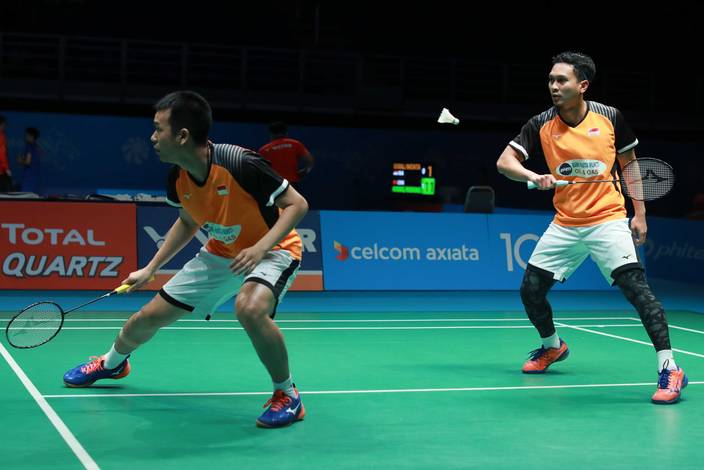 Hendra Setiawan/Mohammad Ahsan (Indonesia) bersiap mengahadang pengembalian.