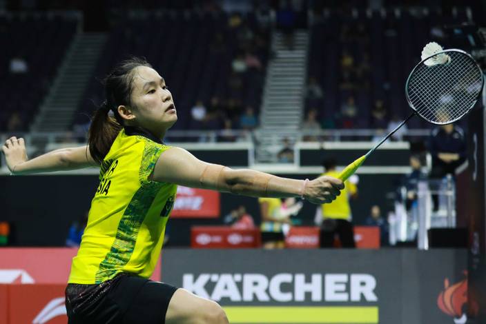 Ruselli Hartawan (Indonesia) mengembalikan shuttlecock.