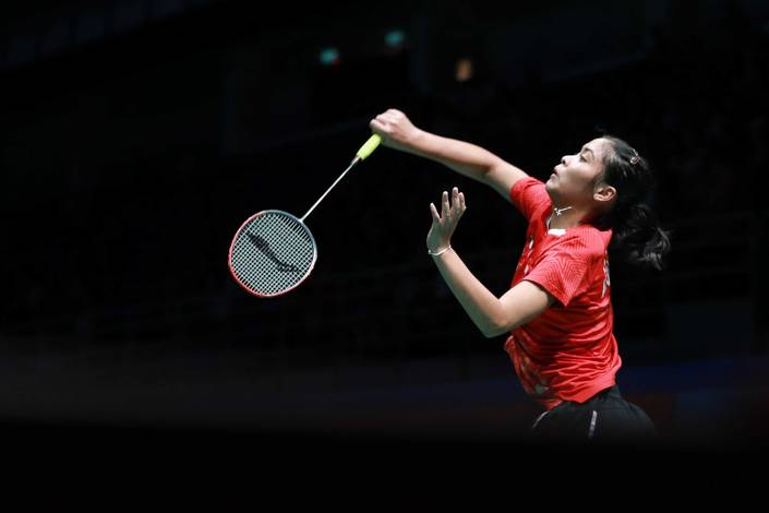 Grogoria Mariska Tunjung (Indonesia) melepaskan serangan.