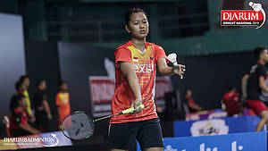 Tiara Ayuni Wulandari (PB Exist Jakarta) melepaskan serve.