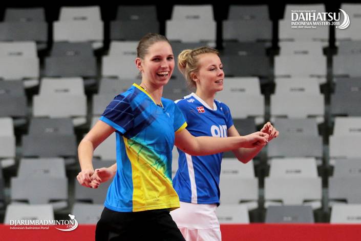 Mia Blichfeldt (kanan) saat melakukan pemanasan.