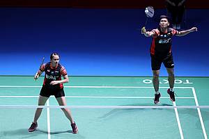 Praveen Jordan/Melati Daeva Oktavianti (Indonesia) mengembalikan shuttlecock.