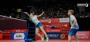 Marcus Ellis/Lauren Smith menyambar pengembalian lawan