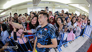 Fajar Alfian saat berfoto bersama para penggemarnya.