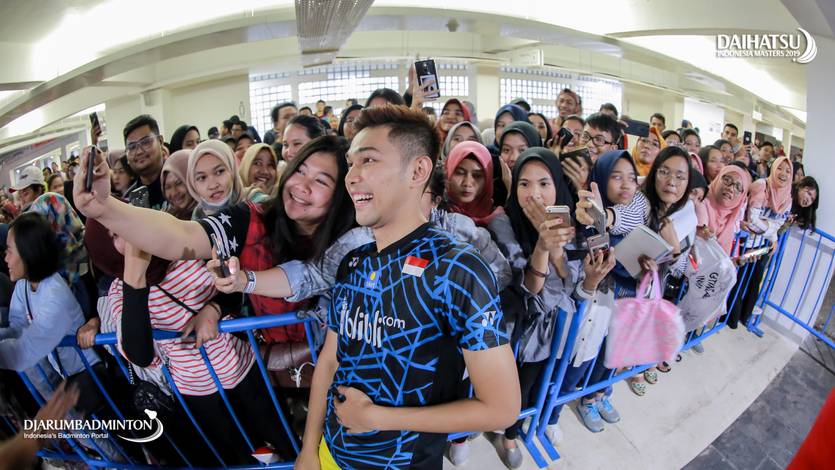 Fajar Alfian saat berfoto bersama para penggemarnya.