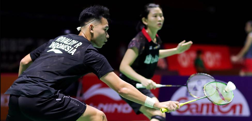 Rinov Rivaldy/Debby Susanto mengembalikan shuttlecock.