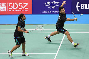 Andre Timotius Tololiu/Dinda Dwi Cahyaning (Indonesia) menyambut pengembalian.