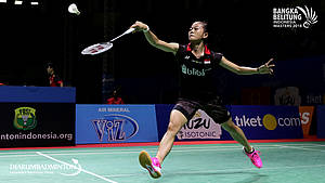 Fitriani menyambut pengembalian shuttlecock.