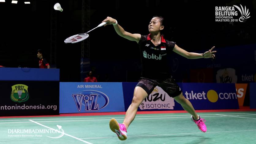 Fitriani menyambut pengembalian shuttlecock.