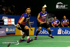 Nita Violina Marwah/Putri Syaikah (Indonesia) bersiap menyambut pengembalian.