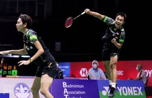 Hafiz Faizal/Gloria Emanuelle Widjaja (Indonesia) melepaskan serangan. (Copyright: Badmintonphoto | Courtesy of BWF)