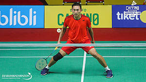 Sony Dwi Kuncoro (Indonesia) bersiap menyambut pengembalian.