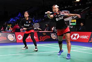 Rizki Amelia Pradipta/Ni Ketut Mahadewi Istarani bersiap menghadang serangan.