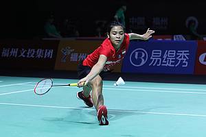 Gregoria Mariska Tunjung (Indonesia) berusaha menggapai pengembalian.