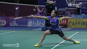 Ruselli Hartawan (Indonesia) mengembalikan shuttlecock.