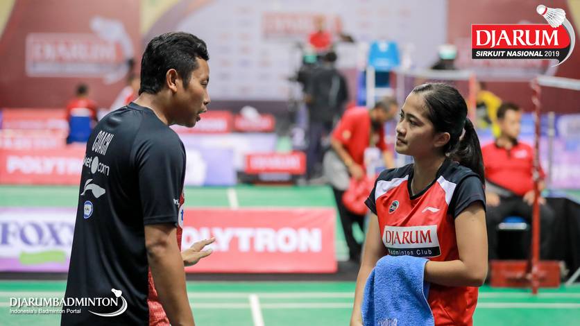 Irdina Naurah Mirza (PB Djarum Kudus) saat mendapat arahan dari pelatih.