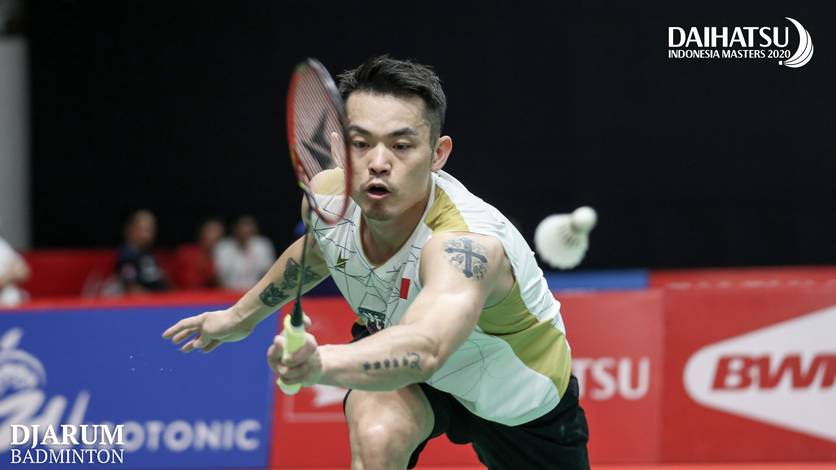 Lin Dan (Tiongkok) menghadang serangan.