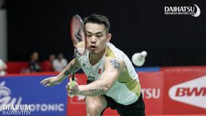 Lin Dan (Tiongkok) menghadang serangan.