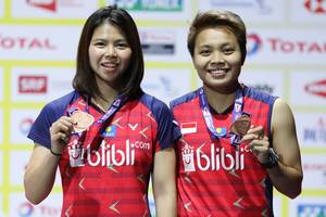 Ganda putri Indonesia, Greysia Polii/Apriyani Rahayu saat meraih medali perunggu Kejuaraan Dunia 2019 di Basel, Swiss. (Foto: PP PBSI)