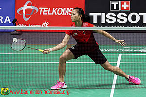 Fitriani mengembalikan shuttlecock.