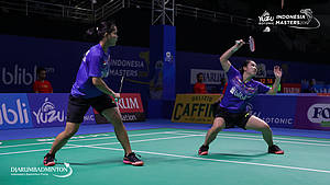 Siti Fadia Silva Ramadhanti/Ribka Sugiarto (Indonesia) bersiap menghadang pengembalian.