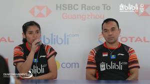 Tunggal putri Indonesia, Gregoria Mariska Tunjung (kiri) bersama Kepala Bidang Pembinaan dan Prestasi PP PBSI, Rionny Mainaky.