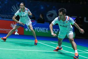Ganda campuran Indonesia, Hafiz Faizal/Gloria Emanuelle Widjaja bersiap menghadang serangan. (Foto: PP PBSI)
