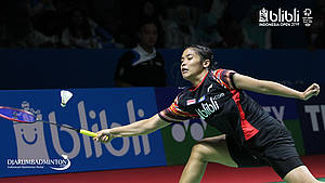 Gregoria Mariska Tunjung (Indonesia) menyambut pengembalian.