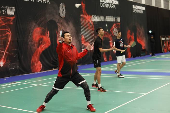 Ganda putra Indonesia saat menjalani sesi latihan di Odense Sports Park, Denmark, Senin (14/10).