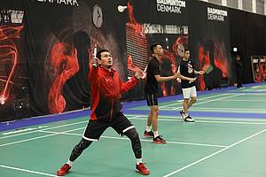 Ganda putra Indonesia saat menjalani sesi latihan di Odense Sports Park, Denmark, Senin (14/10).