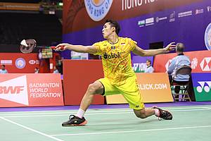 Jonatan Christie mengembalikan shuttlecock.