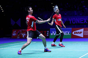 Hendra Setiawan/Mohammad Ahsan (Indonesia) menghadang serangan.