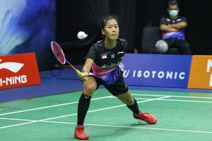Putri Kusuma Wardani (tim Harimau) mengembalikan shuttlecock.