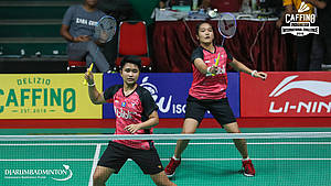 Nita Violina Marwah/Putri Syaikah (Indonesia) mengembalikan shuttlecock.