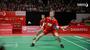 Kim Astrup/Anders Skaarup Rasmussen (Denmark) bersiap menghadang pengembalian.