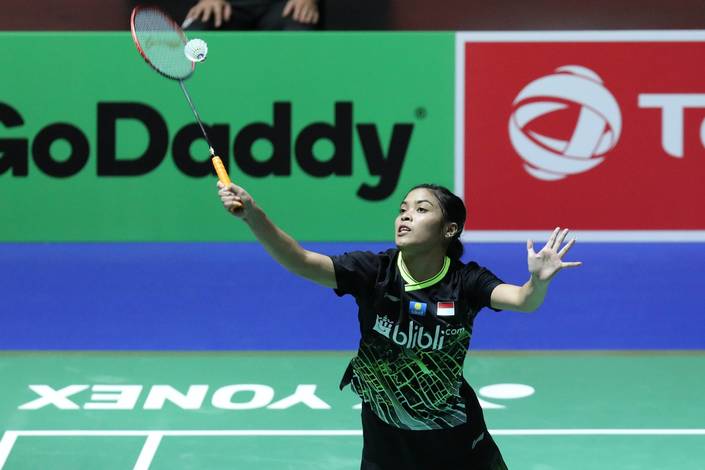 Gregoria Mariska Tunjung (Indonesia) bersiap menyambar pengembalian tanggung.