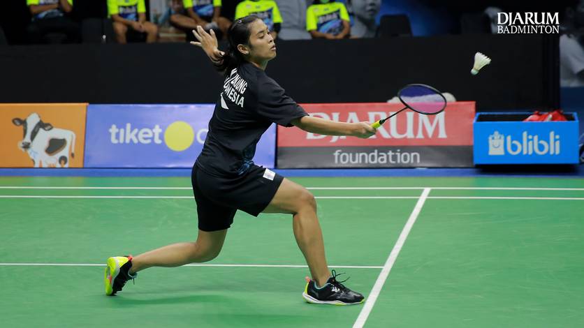 Gregoria Mariska Tunjung (Indonesia) menyambut pengembalian.