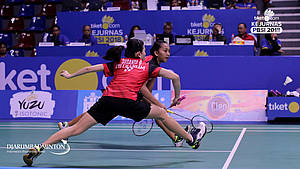Debby Susanto/Rosyita Eka Putri Sari (PB Djarum Kudus) berusaha menggapai pengembalian.
