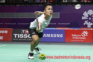 Anthony Sinisuka Ginting menghadang serangan.
