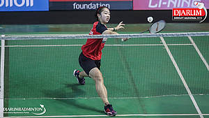 Made Dinda Windiasari (PB Djarum Kudus) menyambut pengembalian.