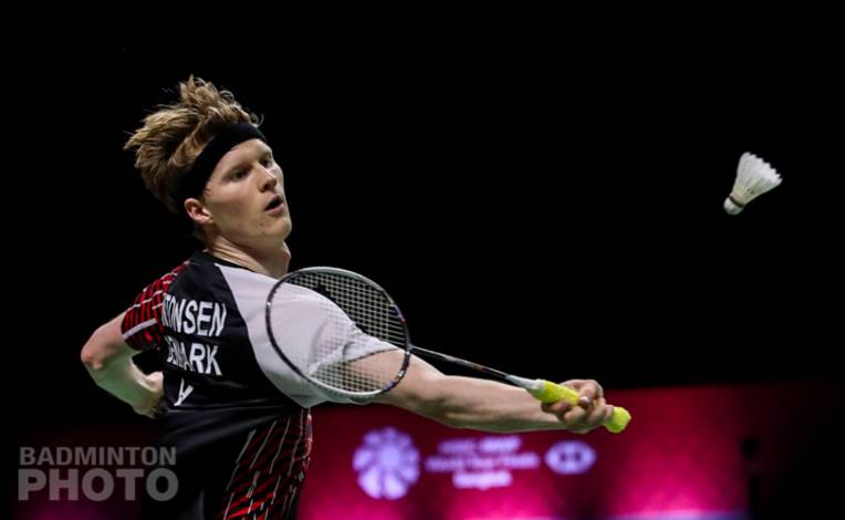 Anders Antonsen (Denmark) bersiap menyambut pengembalian. (Copyright: Badmintonphoto | Courtesy of BWF)