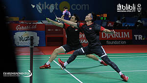Hendra Setiawan/Mohammad Ahsan (Indonesia) mengembalikan shuttlecock.