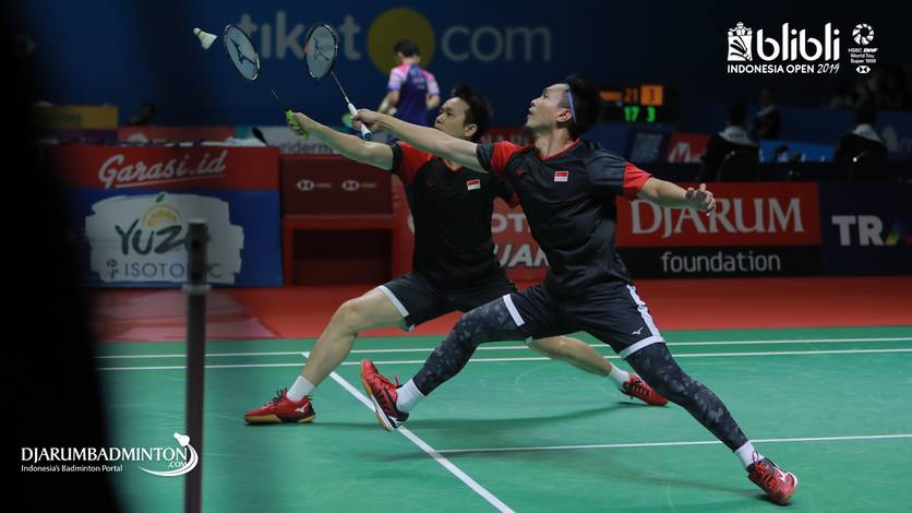 Hendra Setiawan/Mohammad Ahsan (Indonesia) mengembalikan shuttlecock.