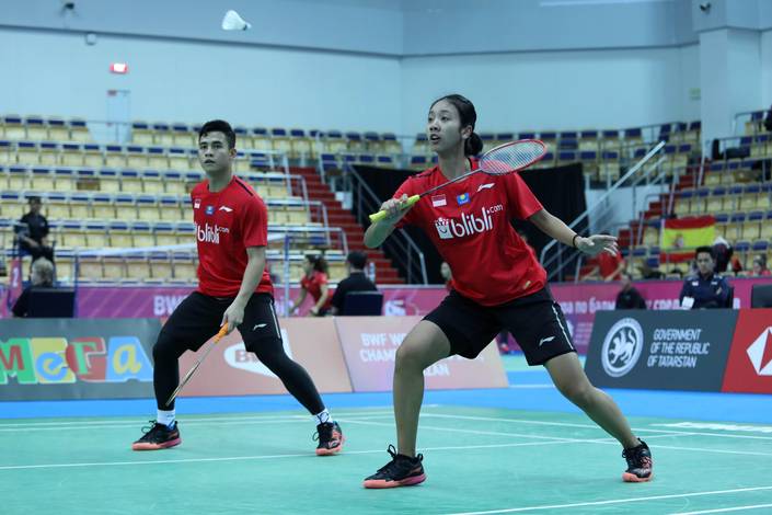 Dwiki Rafian Restu/Metya Inayah Cindiani (Indonesia) bersiap menyambut pengembalian.