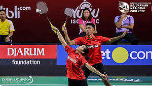 Moh Rezky Alfarez/Nahla Aufa Dhia Ulhaq (DKI Jakarta) menghadang pengembalian.