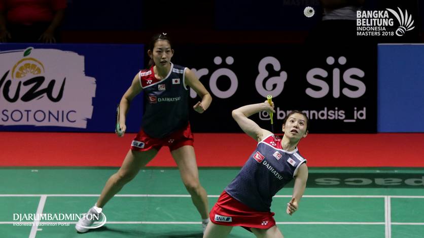 Nami Matsuyama/Chiharu Shida (JPN) bersiap menyambar pengembalian tanggung.