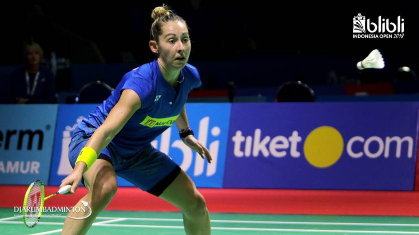 Kirsty Gilmour (Skotlandia) bersiap menghadang pengembalian.
