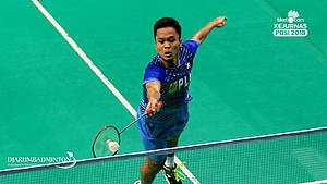 Anthony Sinisuka Ginting (SGS PLN) menyambar pengembalian.