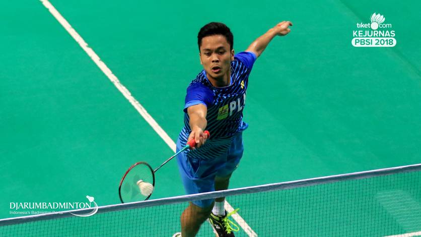 Anthony Sinisuka Ginting (SGS PLN) menyambar pengembalian.
