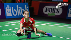 Silvi Wulandari (PB Berkat Abadi) mengembalikan shuttlecock.